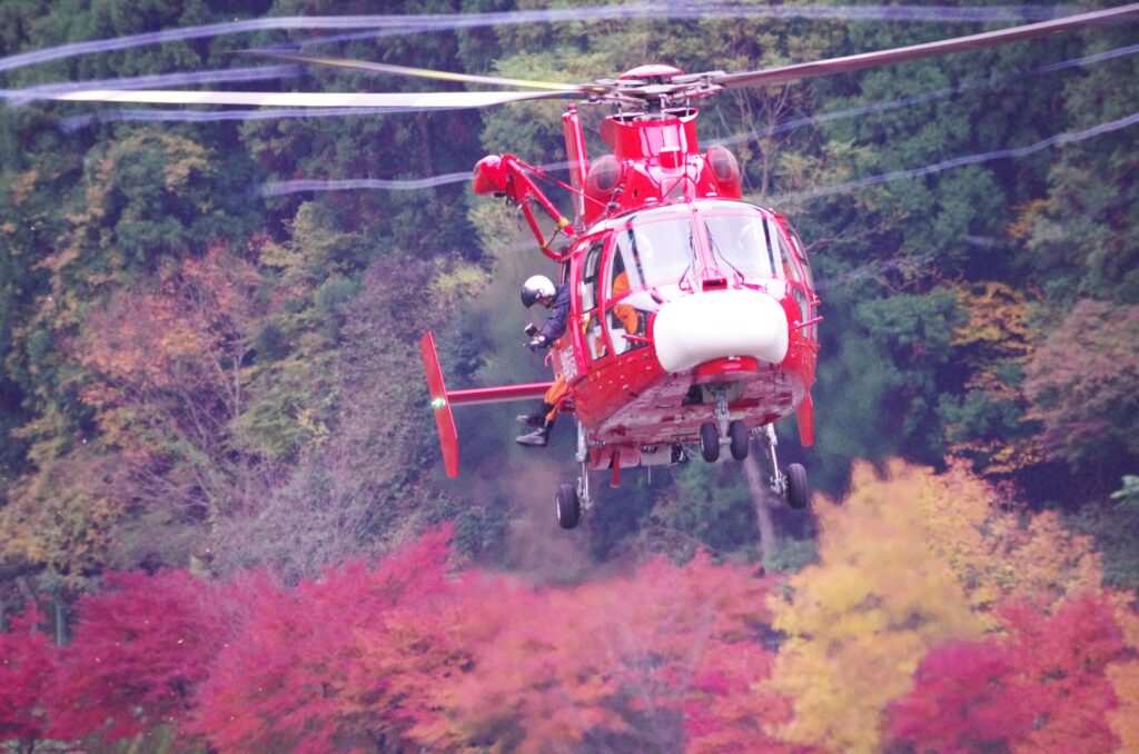 緊急用務空域で活動を行う防災ヘリ
